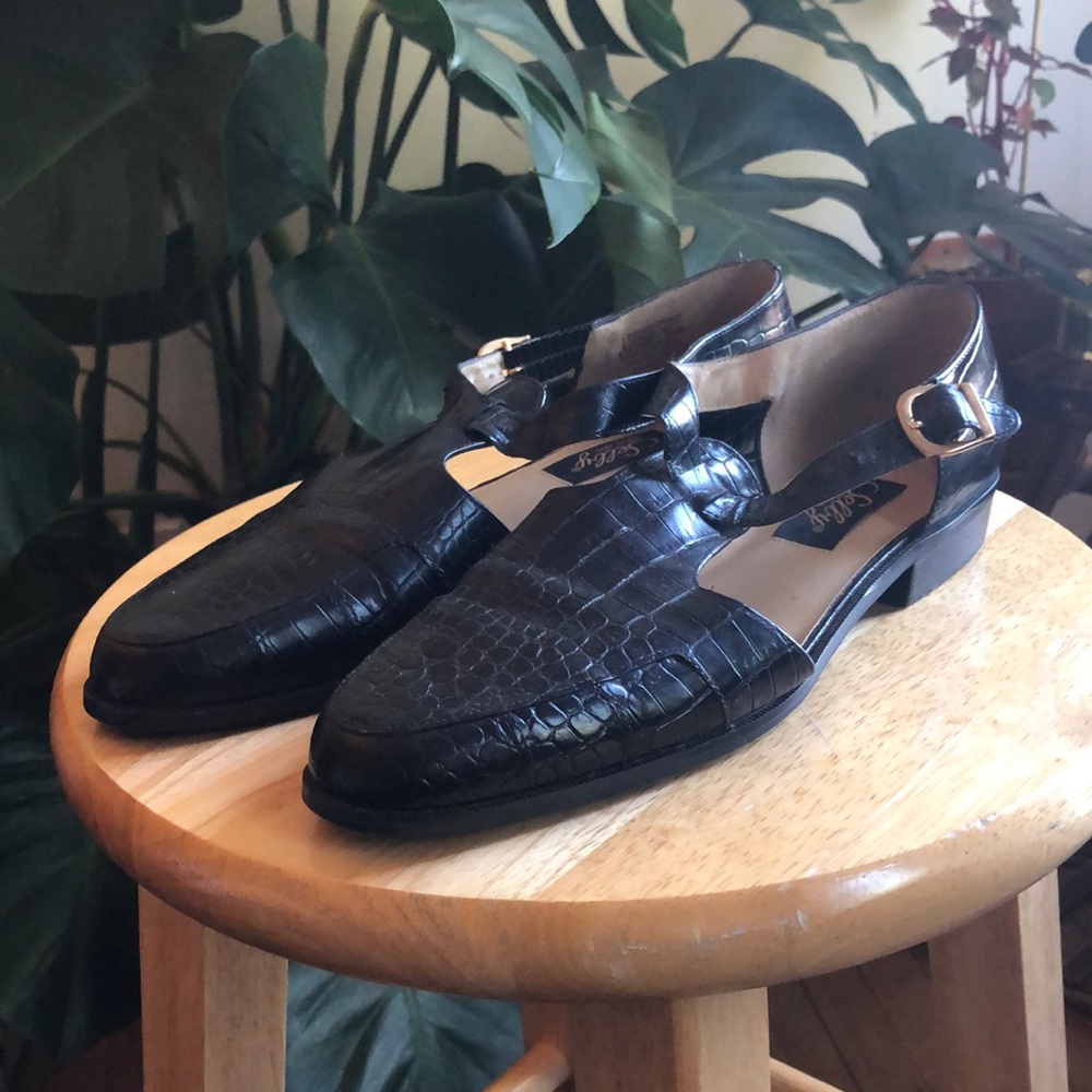 Vintage black closed-toe sandals